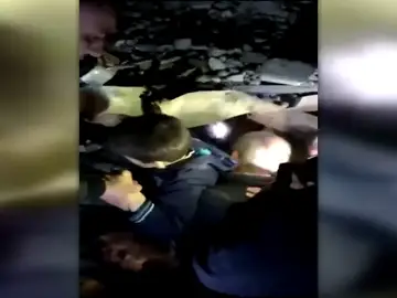 El dramático rescate de un niño superviviente del terremoto de Albania El dramático rescate de un niño superviviente del terremoto de Albania