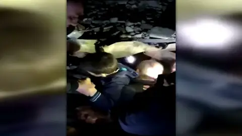 El dramático rescate de un niño superviviente del terremoto de Albania El dramático rescate de un niño superviviente del terremoto de Albania