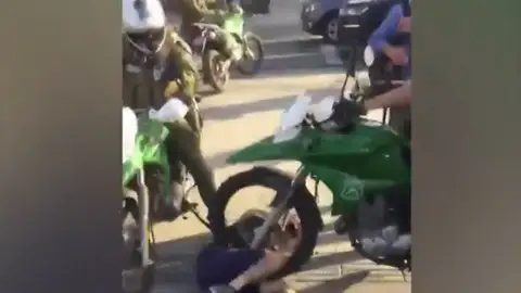 Un manifestante atropellado por la Policía chilena Un manifestante atropellado por la Policía chilena
