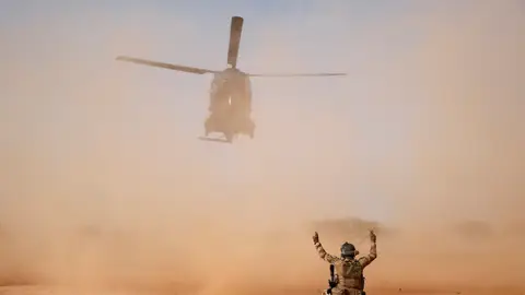 Trece militares franceses mueren en Mali en accidente de helicópteros Trece militares franceses mueren en Mali en accidente de helicópteros