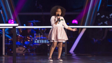 Yolaini Vi&ntilde;as canta &lsquo;La gata bajo la lluvia&rsquo; en los Asaltos de &lsquo;La Voz Kids&rsquo;