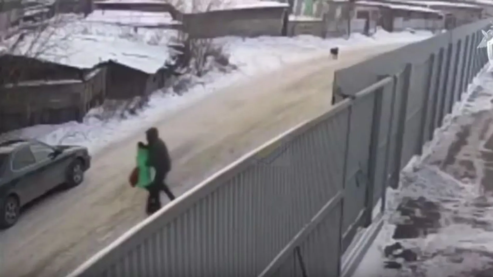 El momento en el que el hombre agarra a la niña El momento en el que el hombre agarra a la niña
