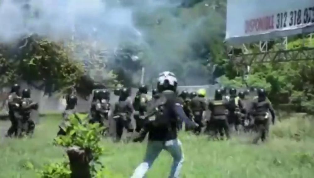 Un agente herido por una bomba casera en las manifestaciones en Colombia contra las medidas del Gobierno de Duque