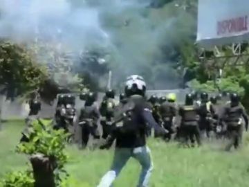 Un agente herido por una bomba casera en las manifestaciones en Colombia contra las medidas del Gobierno de Duque