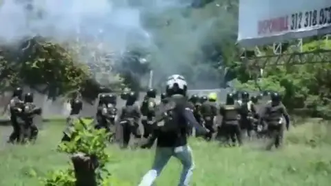 Un agente herido por una bomba casera en las manifestaciones en Colombia contra las medidas del Gobierno de Duque Un agente herido por una bomba casera en las manifestaciones en Colombia contra las medidas del Gobierno de Duque