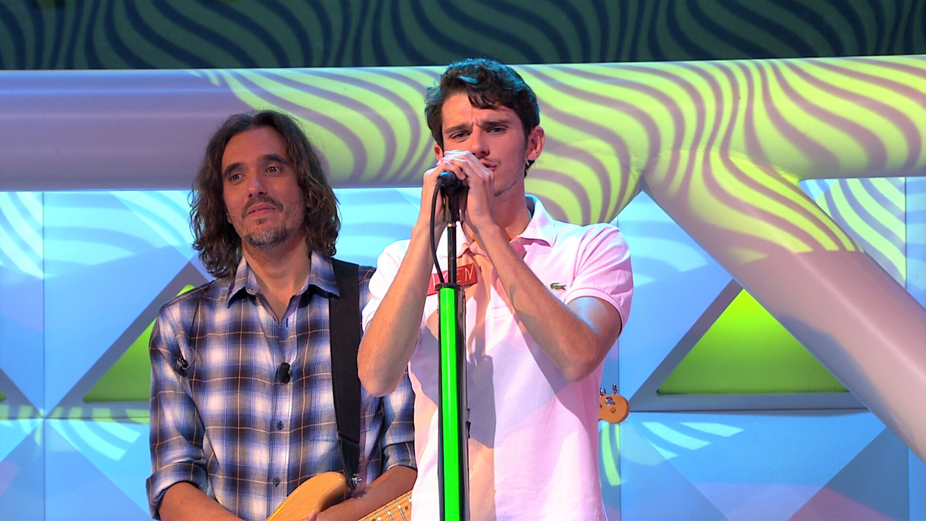  &iexcl;Incre&iacute;ble! Un concursante canta 'Bailar pegados' con la banda de 'La ruleta de la suerte'