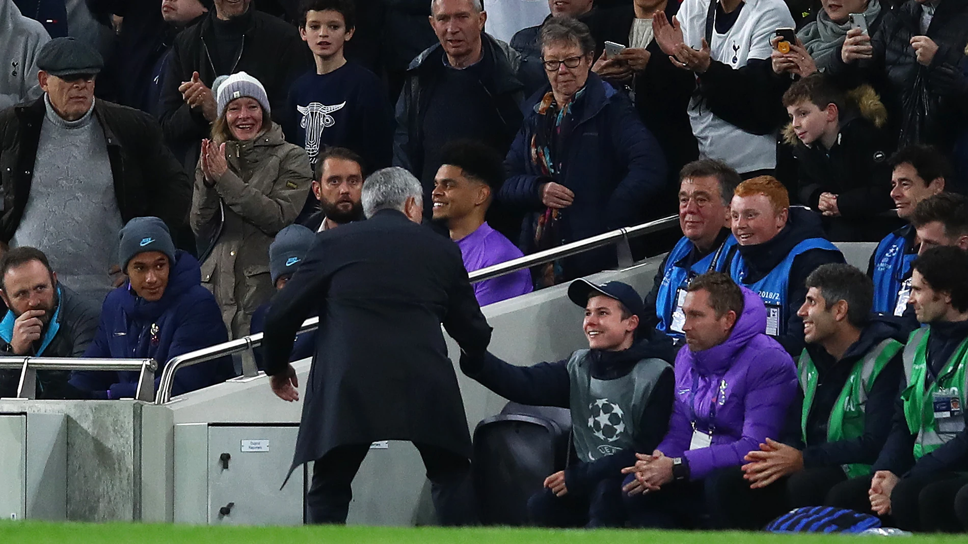 Mourinho felicita a un recogepelotas tras el empate de Kane Mourinho felicita a un recogepelotas tras el empate de Kane
