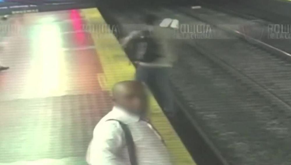 Un hombre cae a las vías del Metro en Argentina
