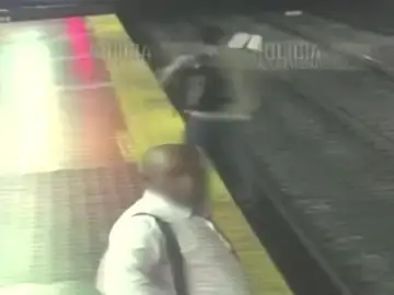 Un hombre cae a las vías del Metro en Argentina Un hombre cae a las vías del Metro en Argentina