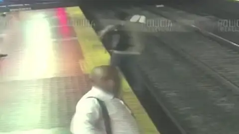 Un hombre cae a las vías del Metro en Argentina Un hombre cae a las vías del Metro en Argentina