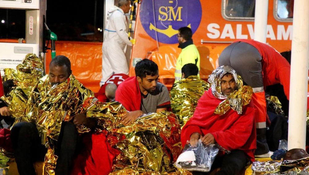 Inmigrantes rescatados de una patera cerca de Melilla