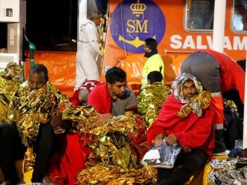 Inmigrantes rescatados de una patera cerca de Melilla