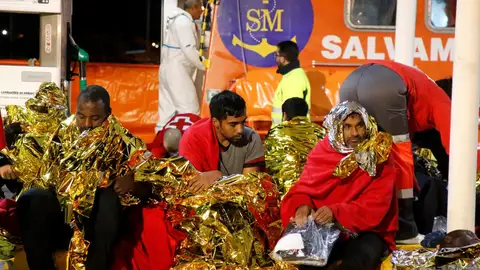 Inmigrantes rescatados de una patera cerca de Melilla Inmigrantes rescatados de una patera cerca de Melilla