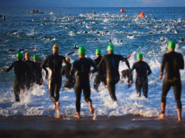 Un grupo de corredores iniciando el tramo de natación de un Ironman