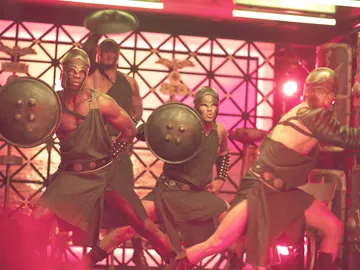 Los ‘Toy boy’ suben la temperatura del Inferno convertidos en gladiadores Los ‘Toy boy’ suben la temperatura del Inferno convertidos en gladiadores