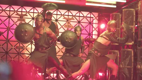 Los ‘Toy boy’ suben la temperatura del Inferno convertidos en gladiadores Los ‘Toy boy’ suben la temperatura del Inferno convertidos en gladiadores