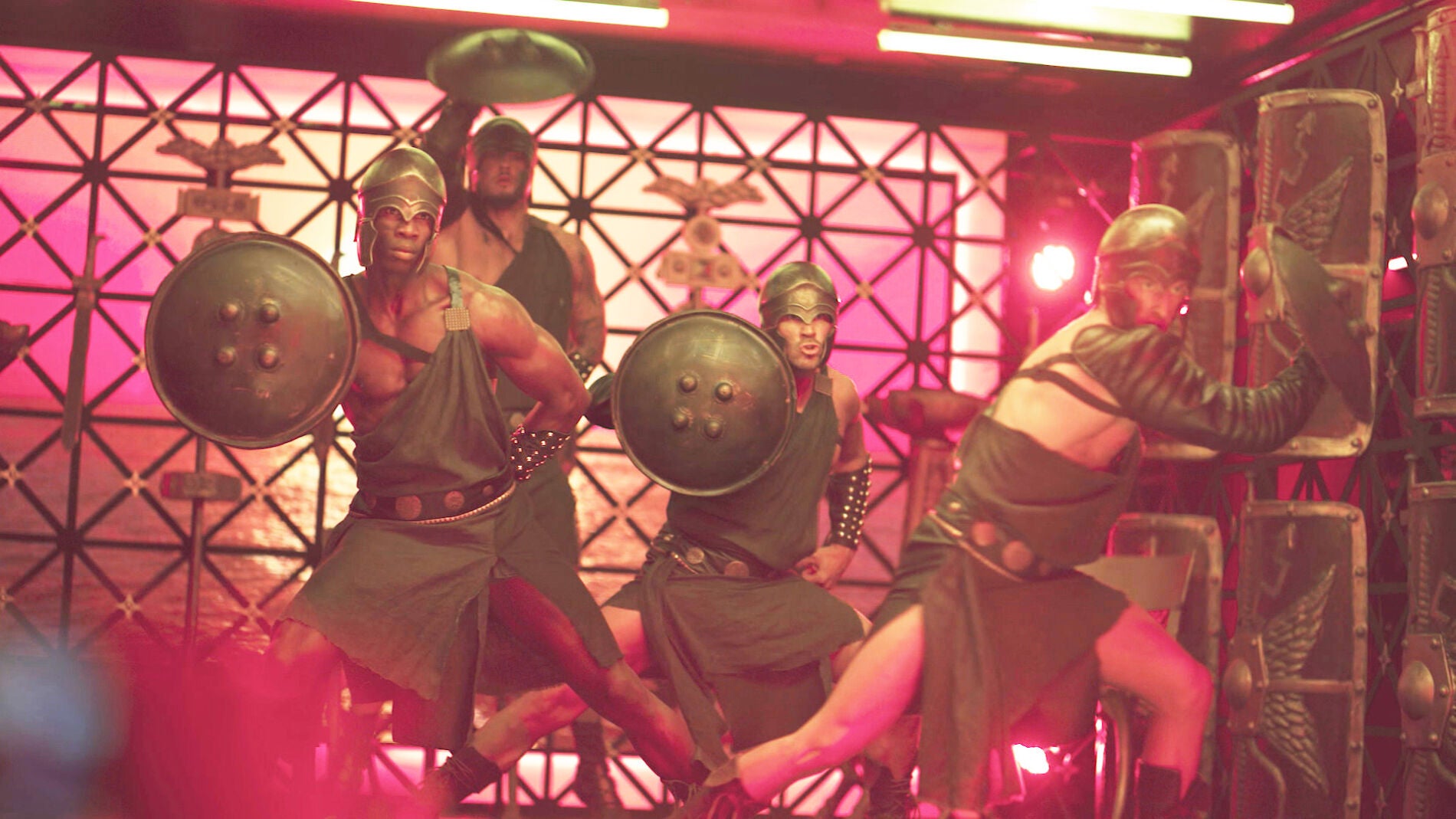 Los ‘Toy boy’ suben la temperatura del Inferno convertidos en gladiadores