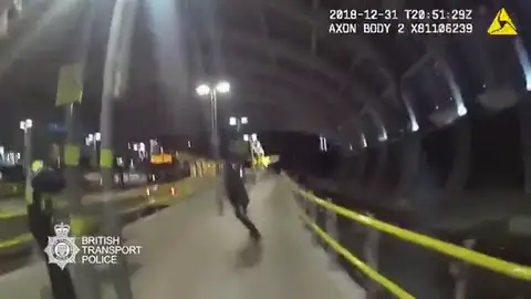 Sale a la luz las imágenes de como se enfrenta la Policía al terrorista de Manchester Sale a la luz las imágenes de como se enfrenta la Policía al terrorista de Manchester