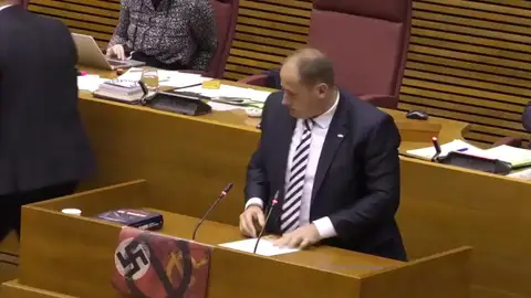 Un diputado de Vox muestra una esvástica en las Cortes Valencianas Un diputado de Vox muestra una esvástica en las Cortes Valencianas