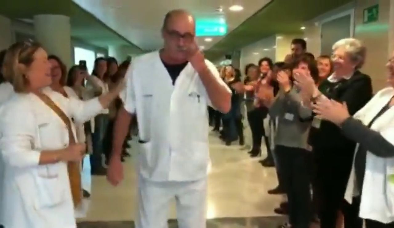 El emotivo homenaje de despedida a un celador del hospital Son Espases por su jubilación El emotivo homenaje de despedida a un celador del hospital Son Espases por su jubilación