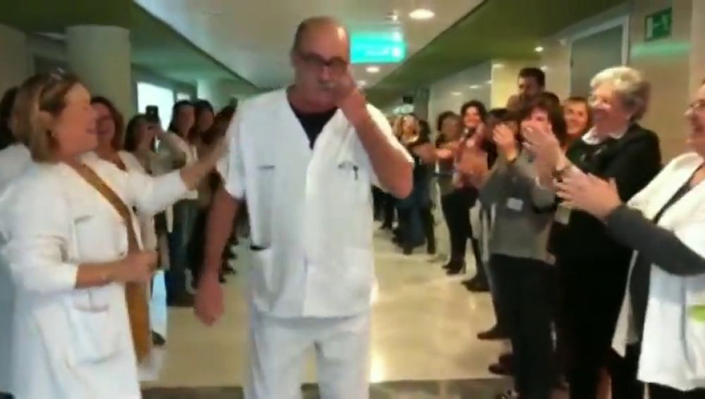 El emotivo homenaje de despedida a un celador del hospital Son Espases por su jubilación