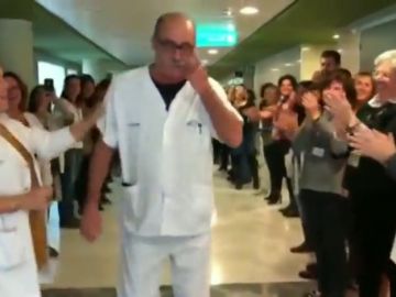 El emotivo homenaje de despedida a un celador del hospital Son Espases por su jubilación