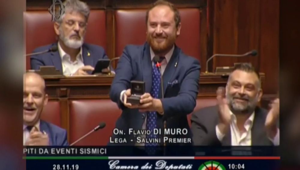 Un diputado italiano pide matrimonio a su novia durante la sesión parlamentaria
