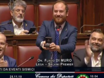 Un diputado italiano pide matrimonio a su novia durante la sesión parlamentaria