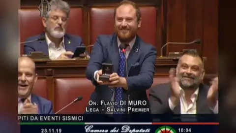 Un diputado italiano pide matrimonio a su novia durante la sesión parlamentaria Un diputado italiano pide matrimonio a su novia durante la sesión parlamentaria