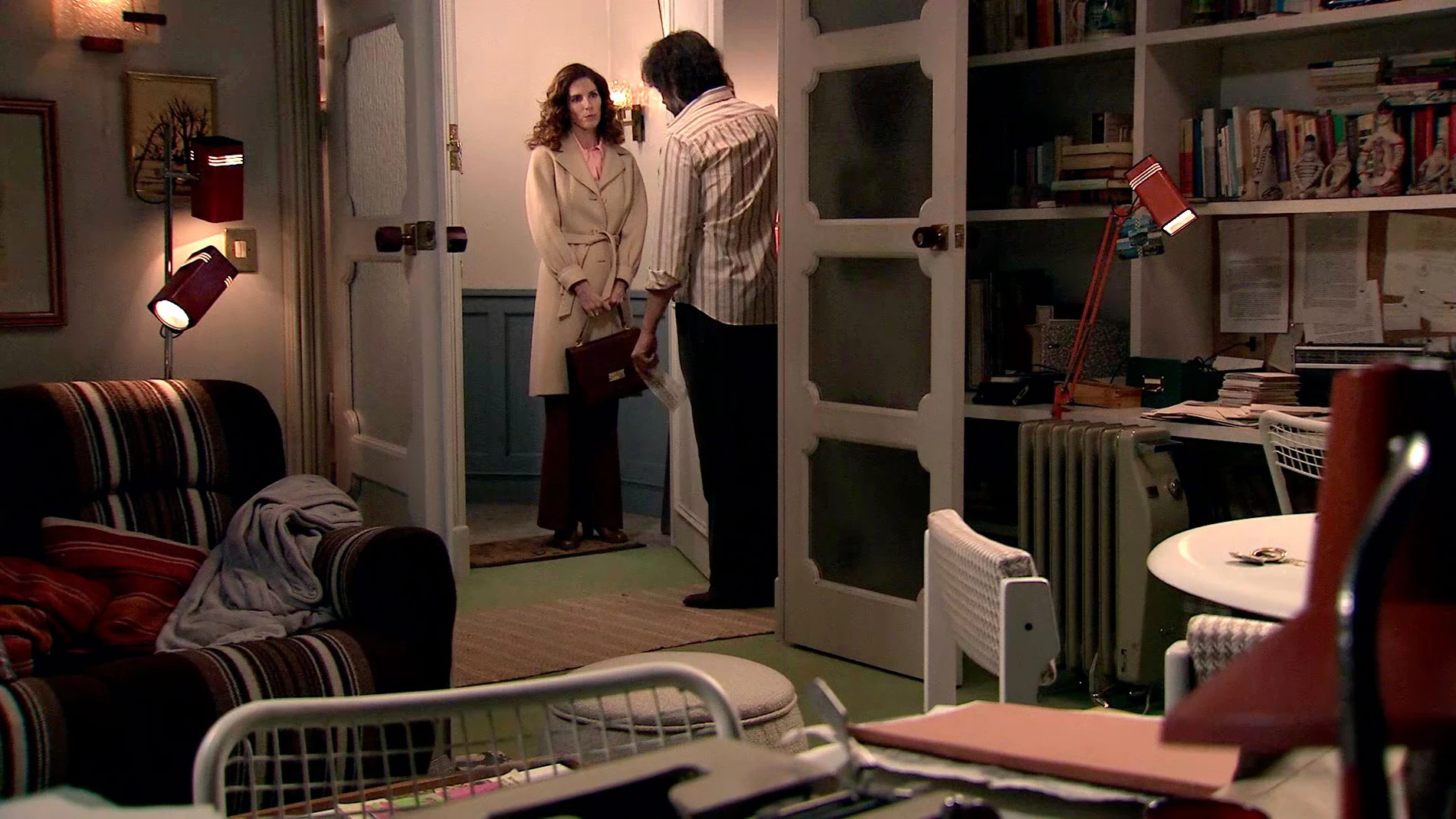 Julia se presenta en casa de Guillermo con una información relevante