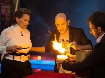 Ainhoa Arteta bromea ante el mágico regalo de boda de Jandro en 'El Hormiguero 3.0': "Pasarías a ser mi quinto marido" Ainhoa Arteta bromea ante el mágico regalo de boda de Jandro en 'El Hormiguero 3.0': "Pasarías a ser mi quinto marido"