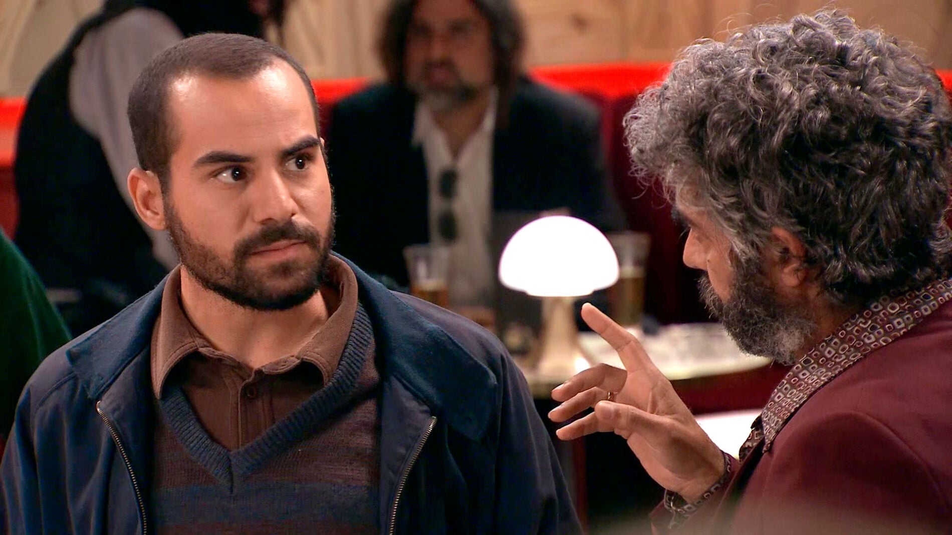 Luis irrumpe en la fiesta sorpresa de Jacobo para gritar su secreto