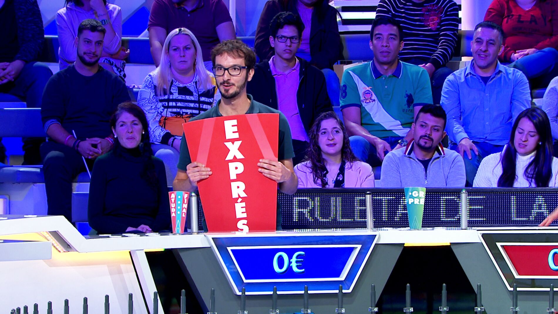 Jorge homenajea a Enrique, el concursante estrella de &lsquo;La ruleta de la suerte&rsquo;, imitando su truco en el panel expr&eacute;s 