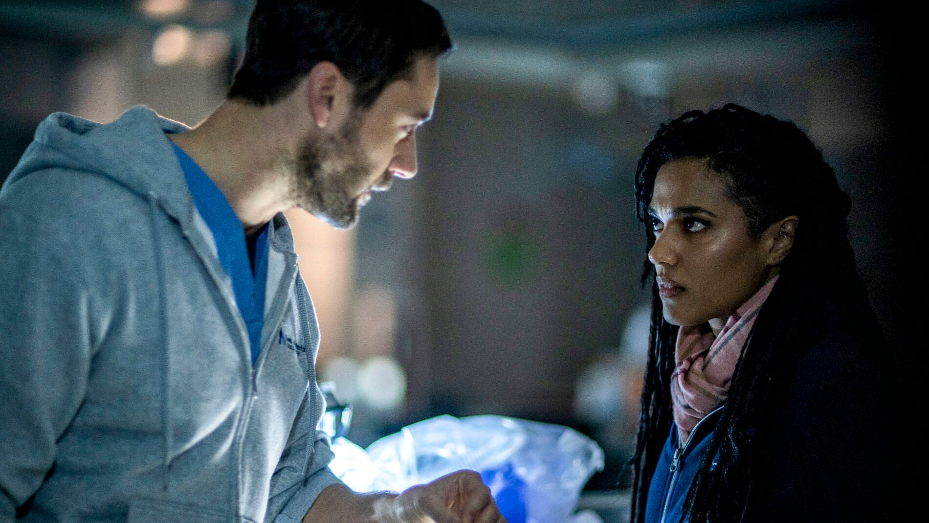 Max y la doctora Sharpe viven su momento m&aacute;s tenso durante un apag&oacute;n en el New Amsterdam