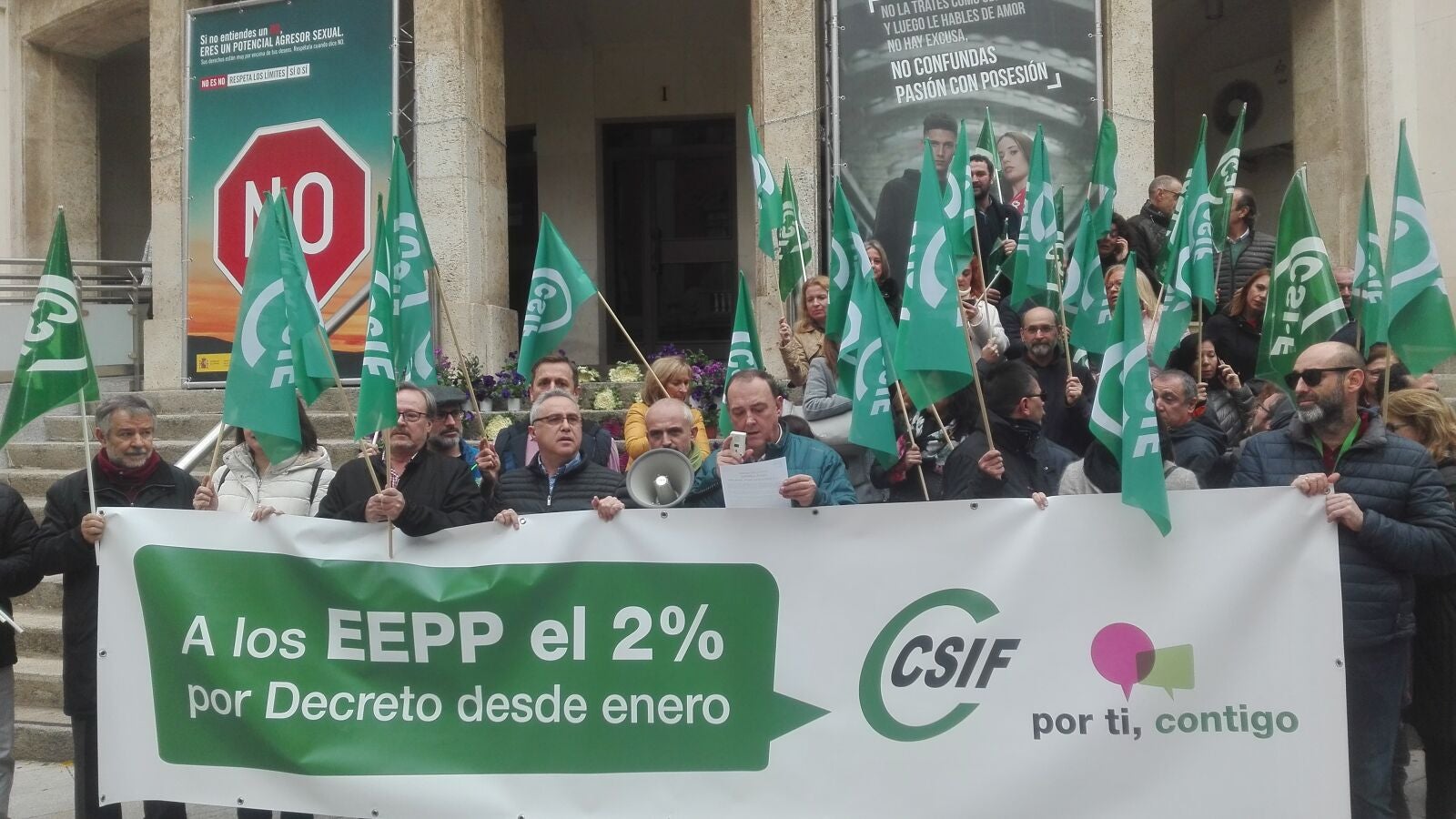 Los funcionarios exigen a Sánchez la subida pactada pero el gobierno alega que está en funciones para no hacerla efectiva 