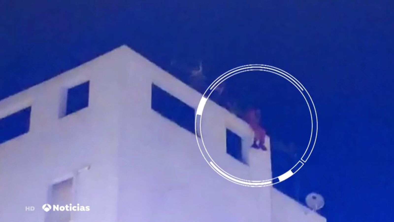 Un hombre de Huelva amenaza con tirarse desde la azotea de un bloque de viviendas