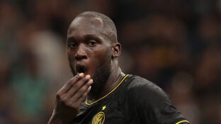 Lukaku se lamenta por una ocasi&oacute;n. 
