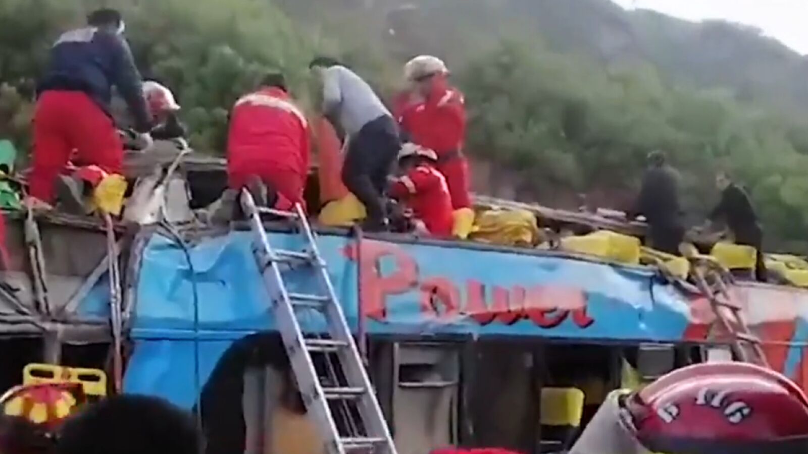 Siete muertos al caer un autobús escolar por un precicipio en Cuzco 
