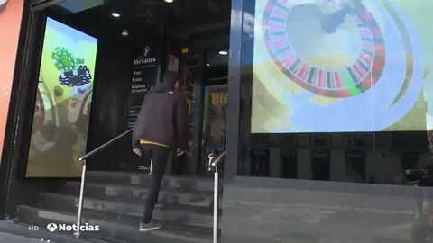 Joven entrando en una casa de apuestas Joven entrando en una casa de apuestas