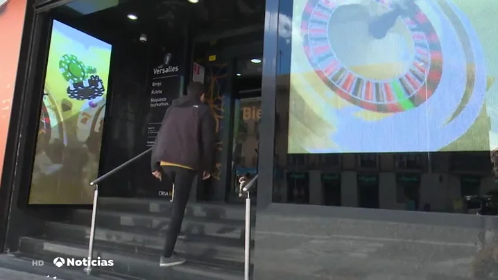Joven entrando en una casa de apuestas