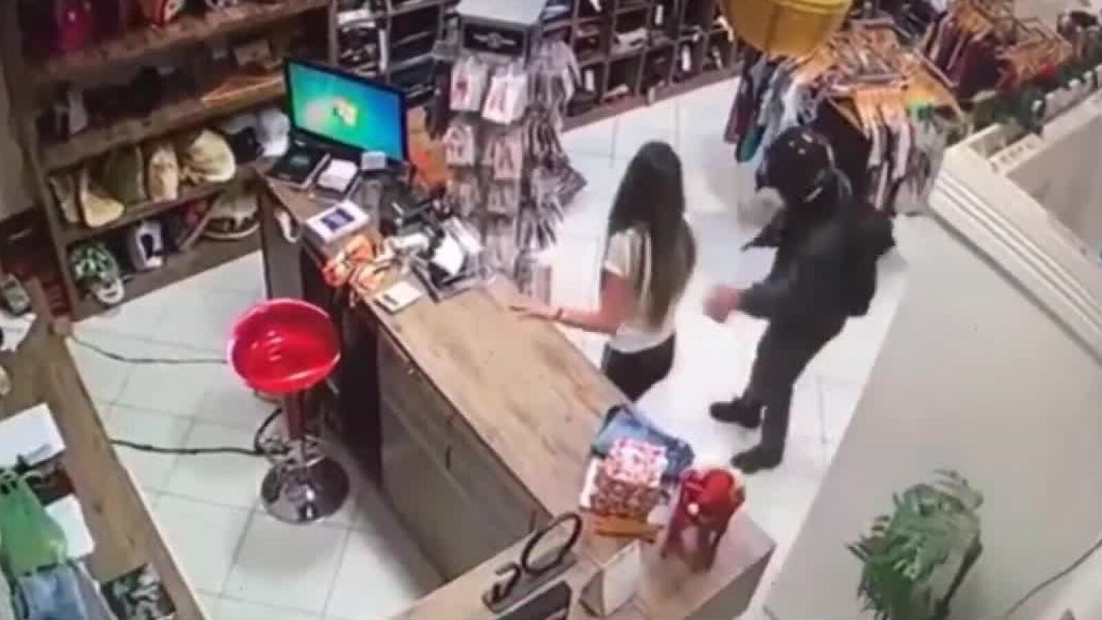 Un atracador dispara en la cara a una dependienta en Brasil