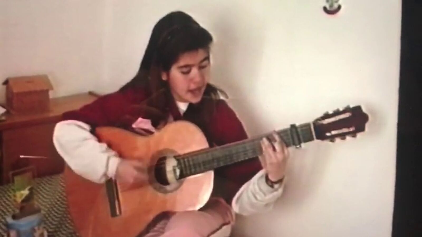 ¿Te suena su cara? La imagen de pequeña de una de las cantautoras del momento 