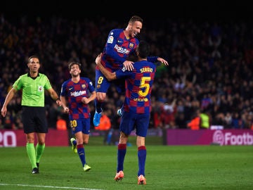 Varios jugadores del FC Barcelona celebrando un gol en LaLiga