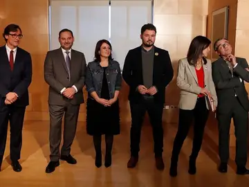 Las delegaciones de PSOE y ERC posan antes de su reunión en el Congreso Las delegaciones de PSOE y ERC posan antes de su reunión en el Congreso