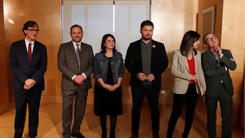 Las delegaciones de PSOE y ERC posan antes de su reunión en el Congreso Las delegaciones de PSOE y ERC posan antes de su reunión en el Congreso