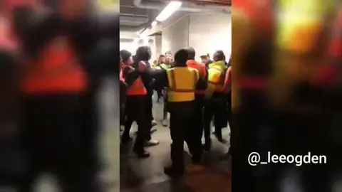 Brutal puñetazo de un steward a un aficionado en la cara Brutal puñetazo de un steward a un aficionado en la cara