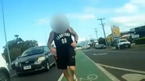 Salvaje agresión a un ciclista en Australia Salvaje agresión a un ciclista en Australia