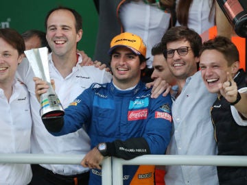 Carlos Sainz celebra su podio en Brasil