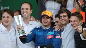 Carlos Sainz celebra su podio en Brasil