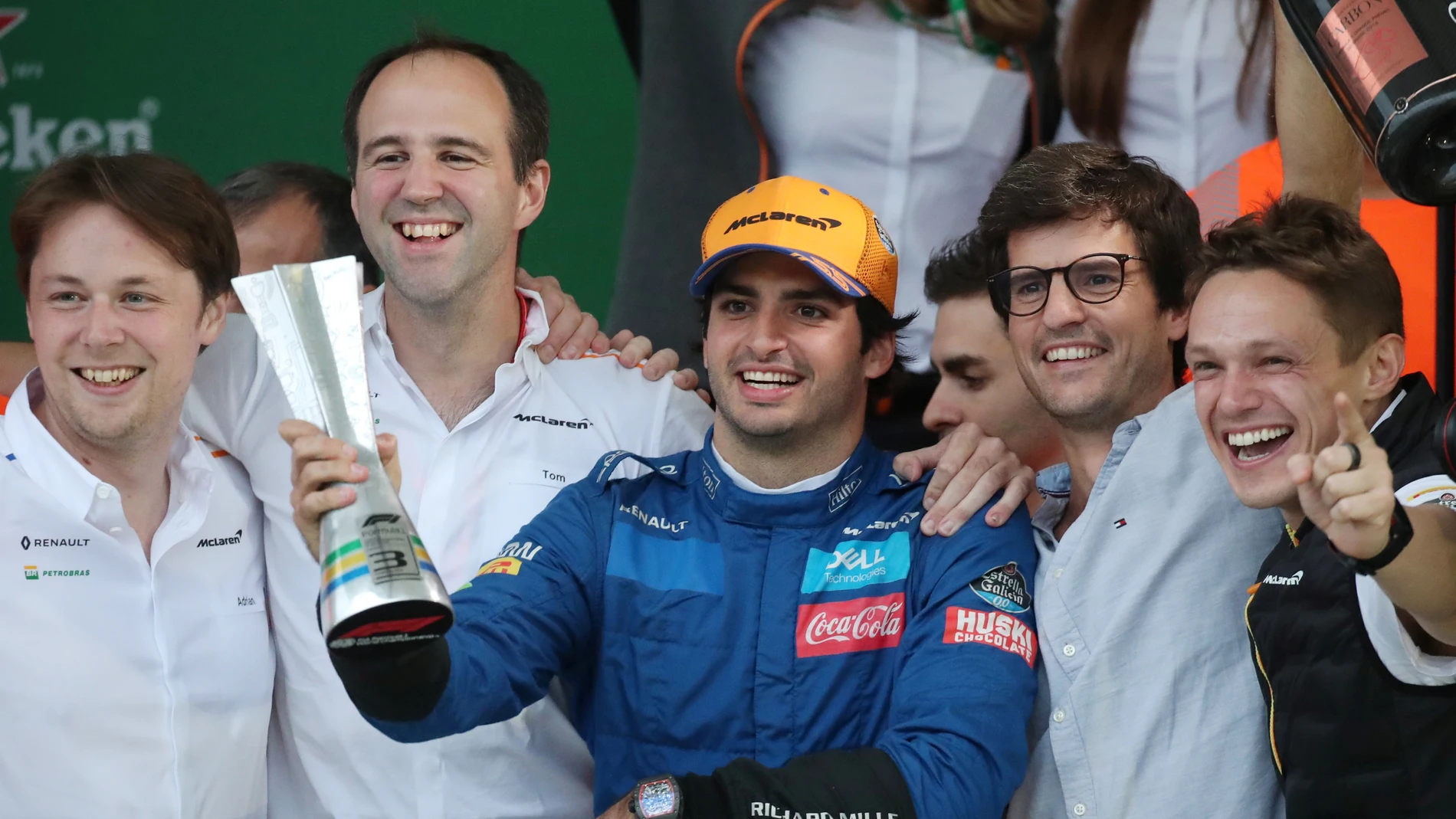 Carlos Sainz celebra su podio en Brasil Carlos Sainz celebra su podio en Brasil